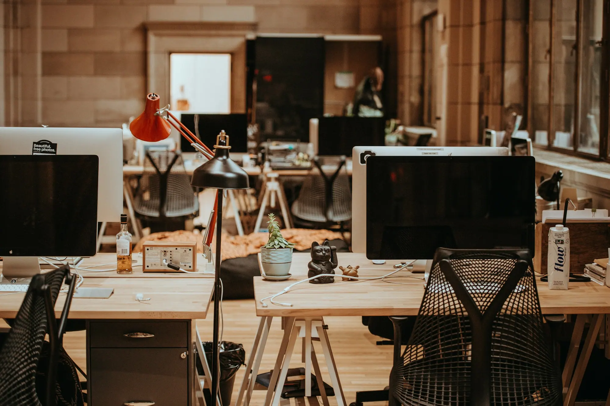 Ecrans eteints au-dessus de bureaux inoccupes