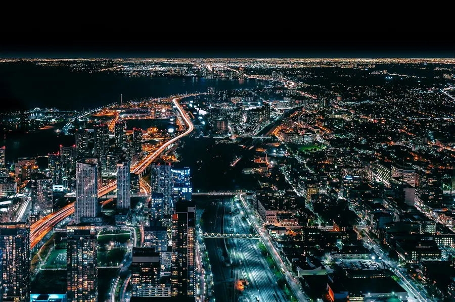 Vue nocturne d’un reseau urbain parcouru de flux lumineux