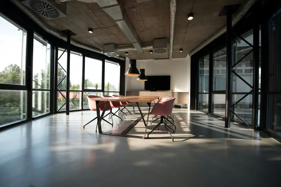 Salle de réunion vide, prête pour un comité de direction