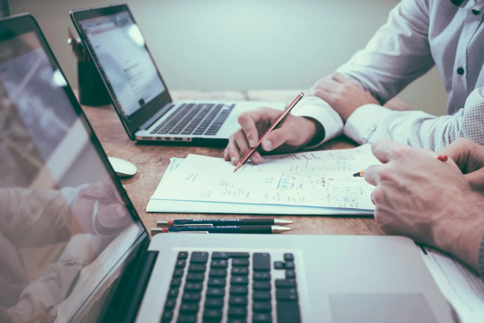 Documents de travail et ordinateur sur un bureau