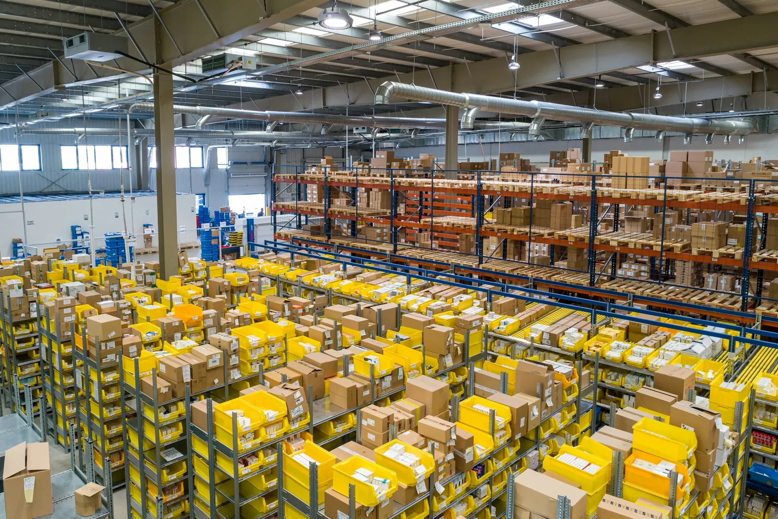 Entrepôt logistique aux rayonnages organisés
